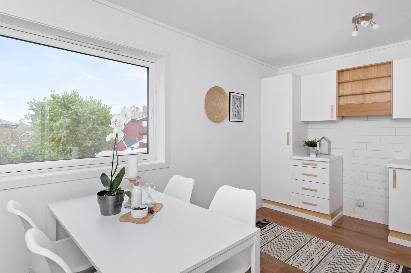 Seperat kjøkken med spiseplass Galleribilde