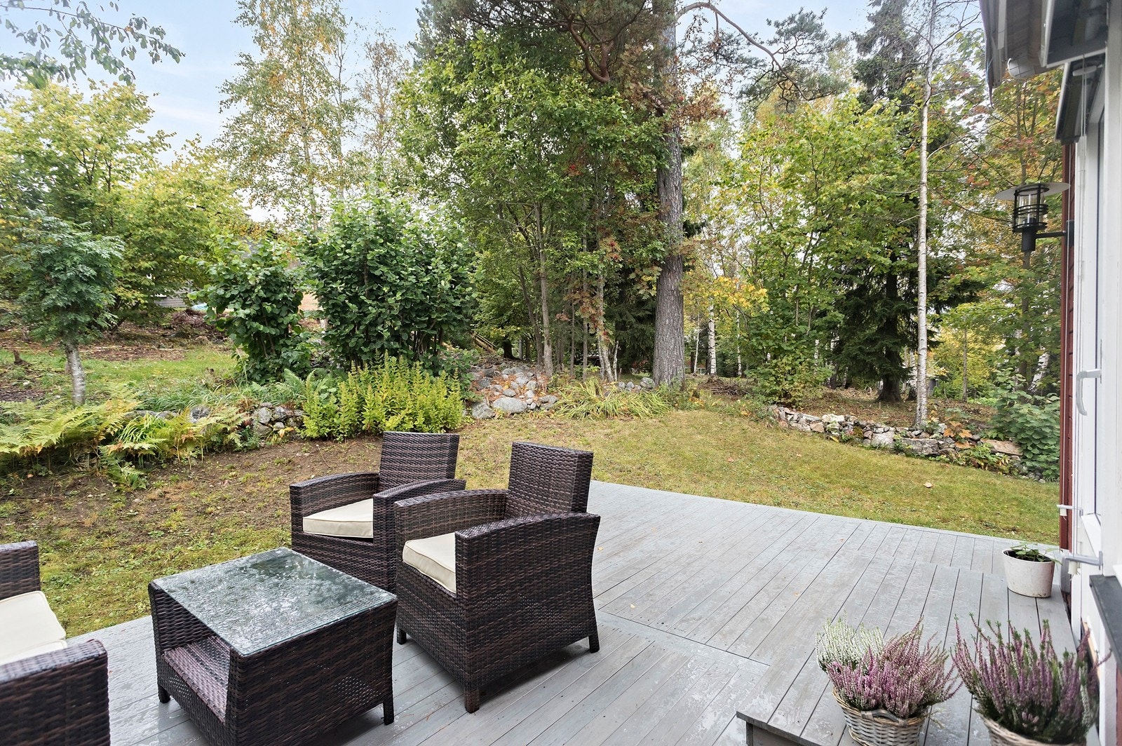 Terrasse og hage grensende mot naturområde Galleribilde