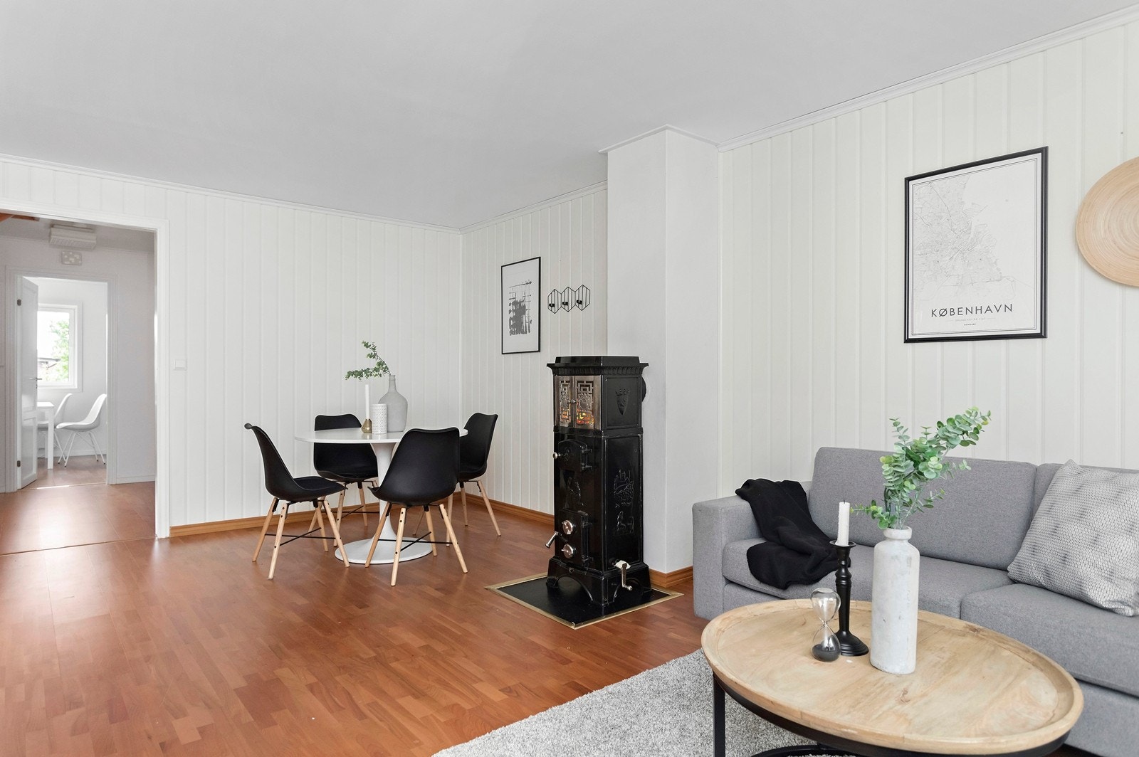 Stue/spisestue med vedovn Galleribilde