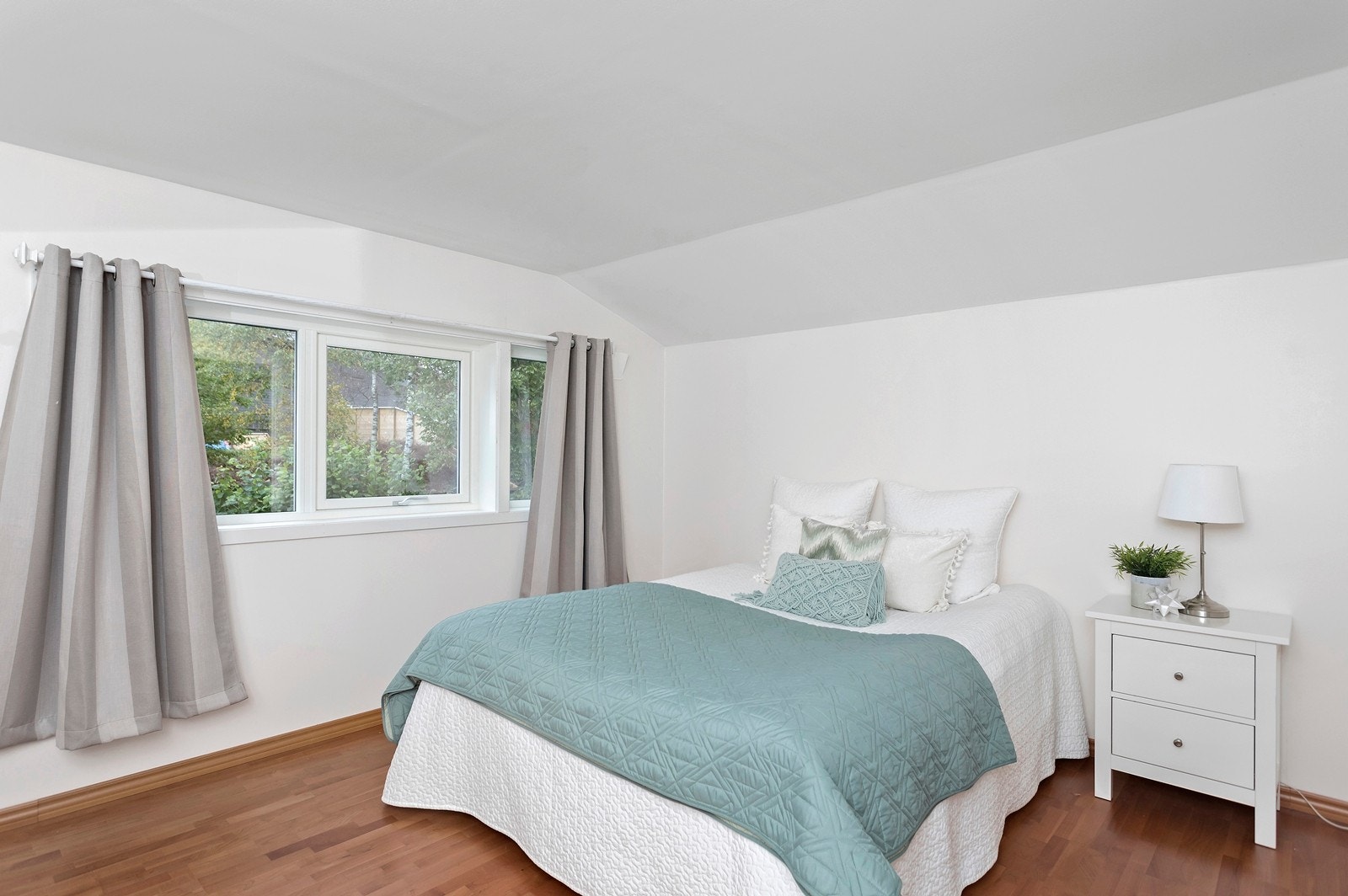 Romslig hovedsoverom i 2. etasje Galleribilde