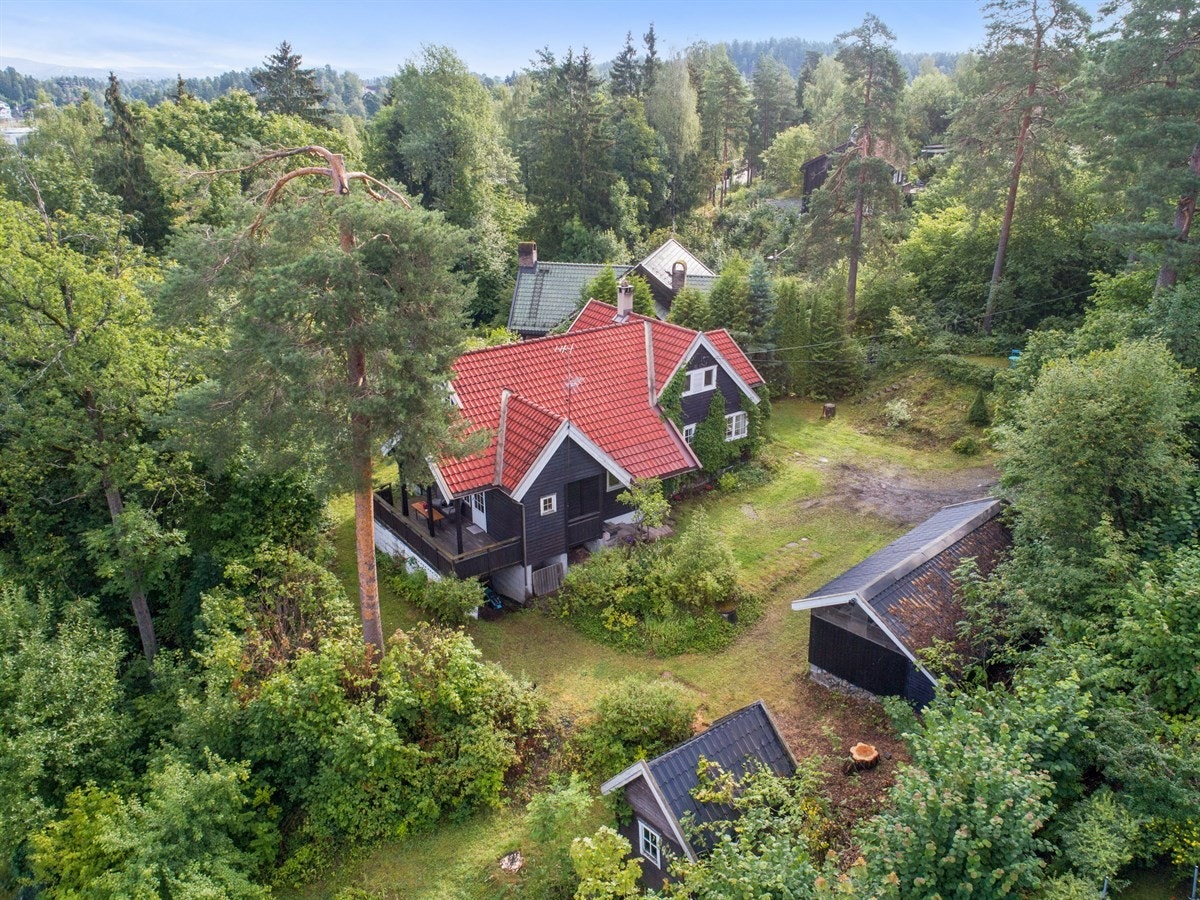 Drone - Fasade og hage. Garasje og uthus Galleribilde