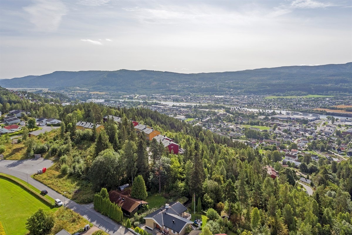 Eneboligen ligger i et rolig, attraktivt og barnevennlig boligområde. Galleribilde
