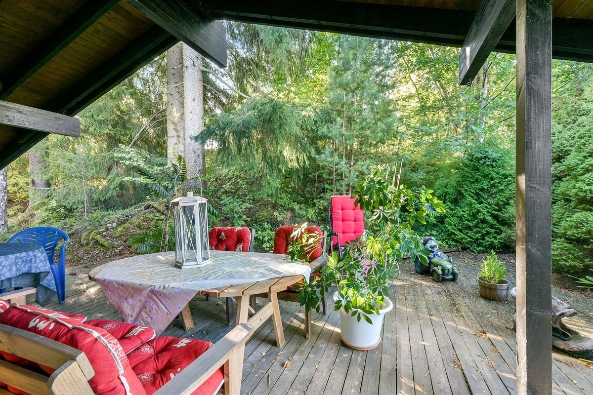 Det er muligheter for å ha mange fine og gode stunder på terrassen enten om det skal være lek og moro for barn eller sene kvelder for de voksne. Galleribilde