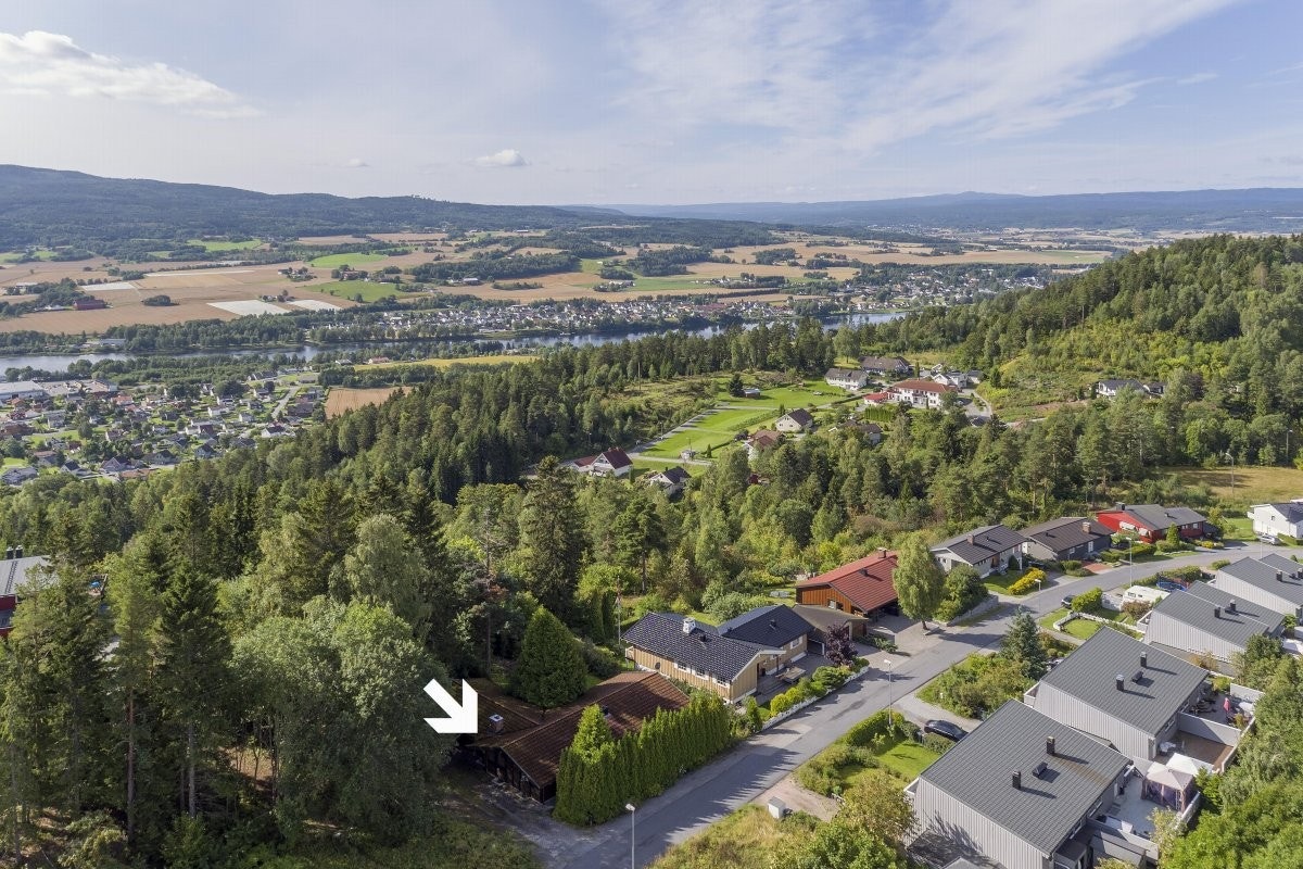 Privatmegleren ved John Granly Steen og Jørgen Braathen Becher har gleden av å presentere denne store og arkitekttegnet eneboligen over to plan med carport beliggende på Krokstadelva i Nedre Eiker. Galleribilde