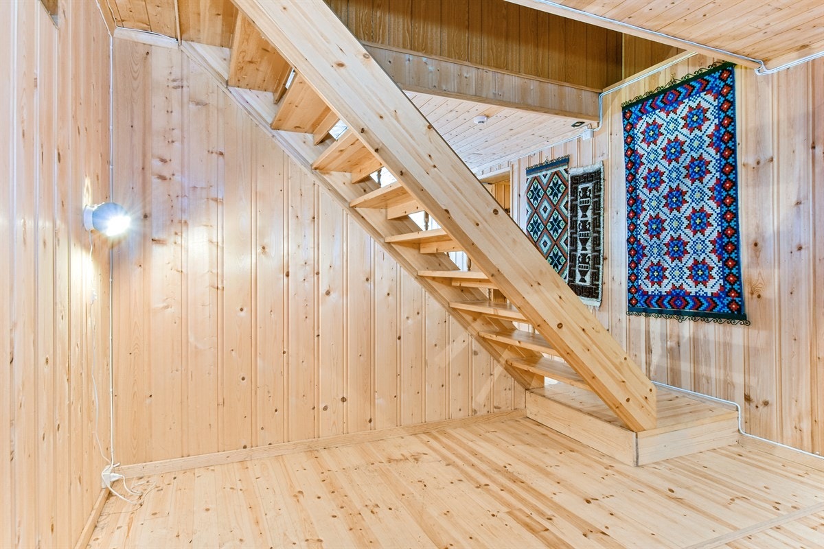 Trapp fra 1.etasje til underetasjen. Galleribilde