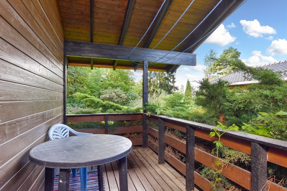 Eneboligen har utgang fra stuen til en stor eldre markterrasse med enkel adkomst til hagen. Galleribilde