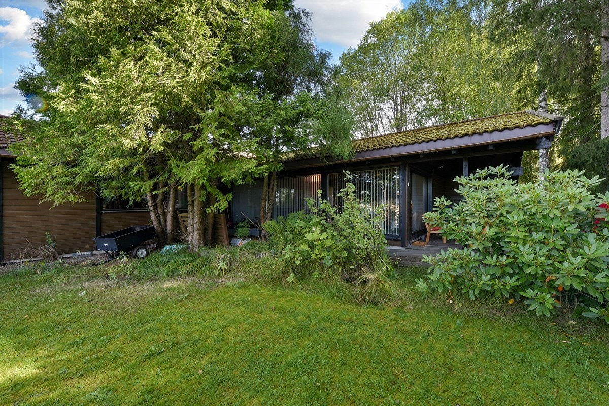 Tomten har en koselig og godt skjermet hage. Galleribilde