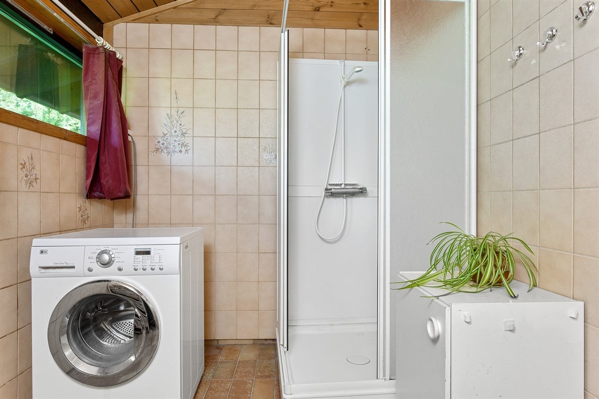Badet ligger i første etasje med dusjkabinett, samt opplegg for vaskemaskin og tørketrommel. Galleribilde