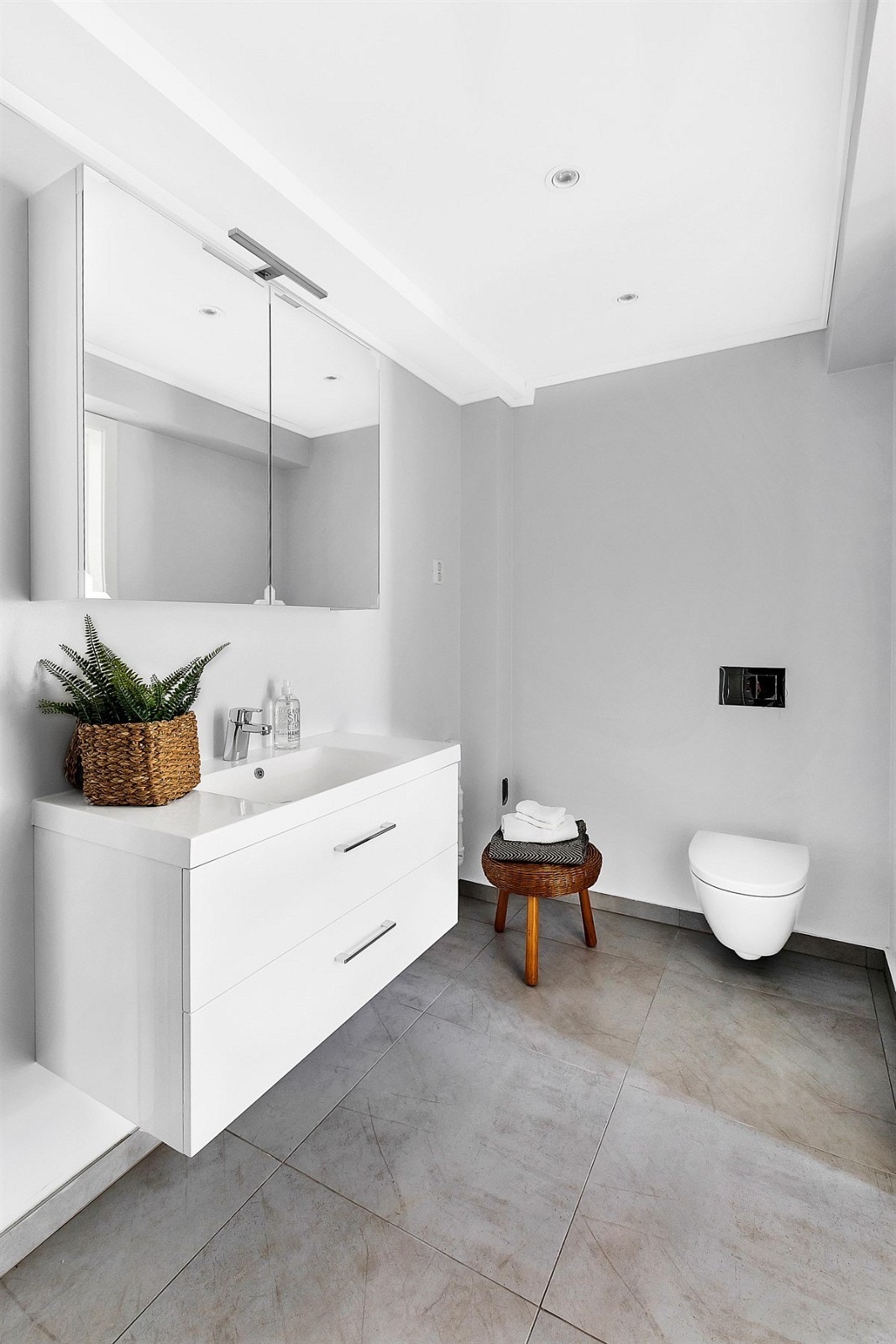 Bad med dusjhjørne og varmekabler. Galleribilde