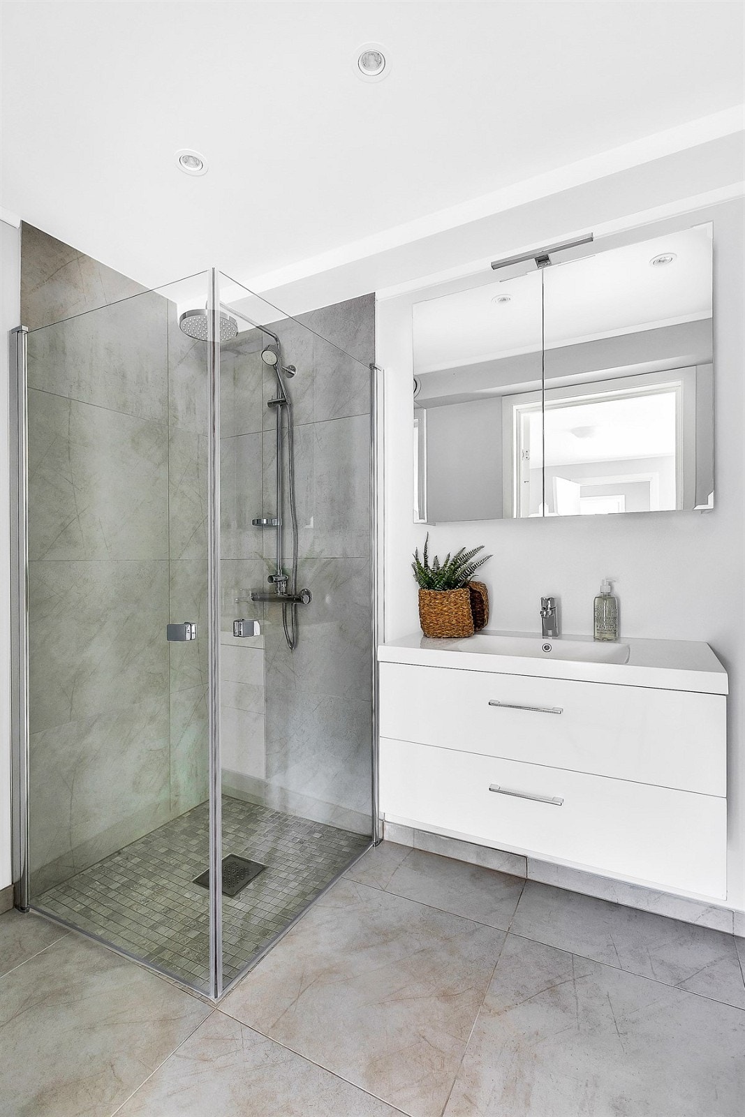 Bad med dusjhjørne og varmekabler. Galleribilde