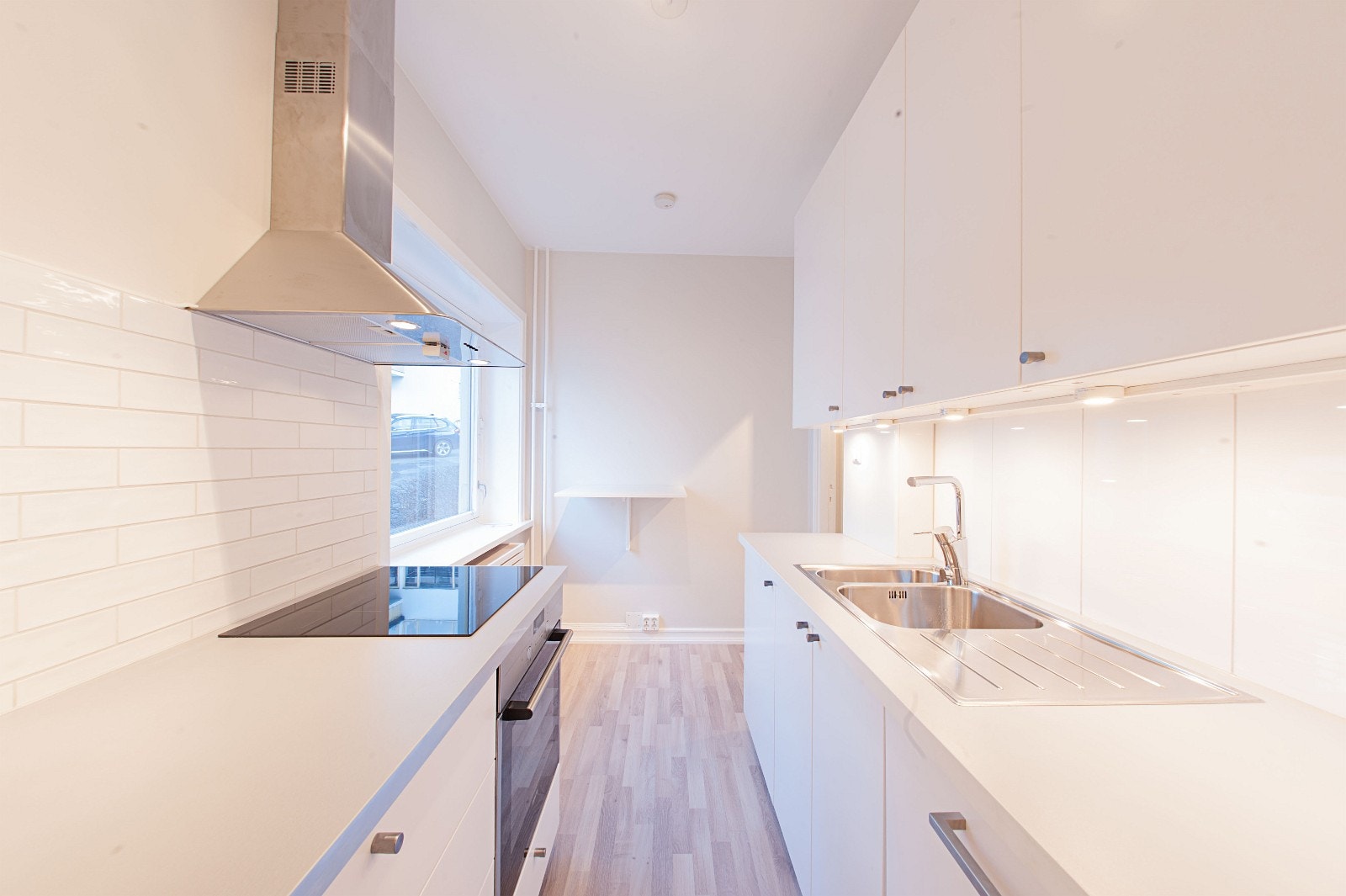 Kjøkken m. hvitevarer & spiseplass Galleribilde