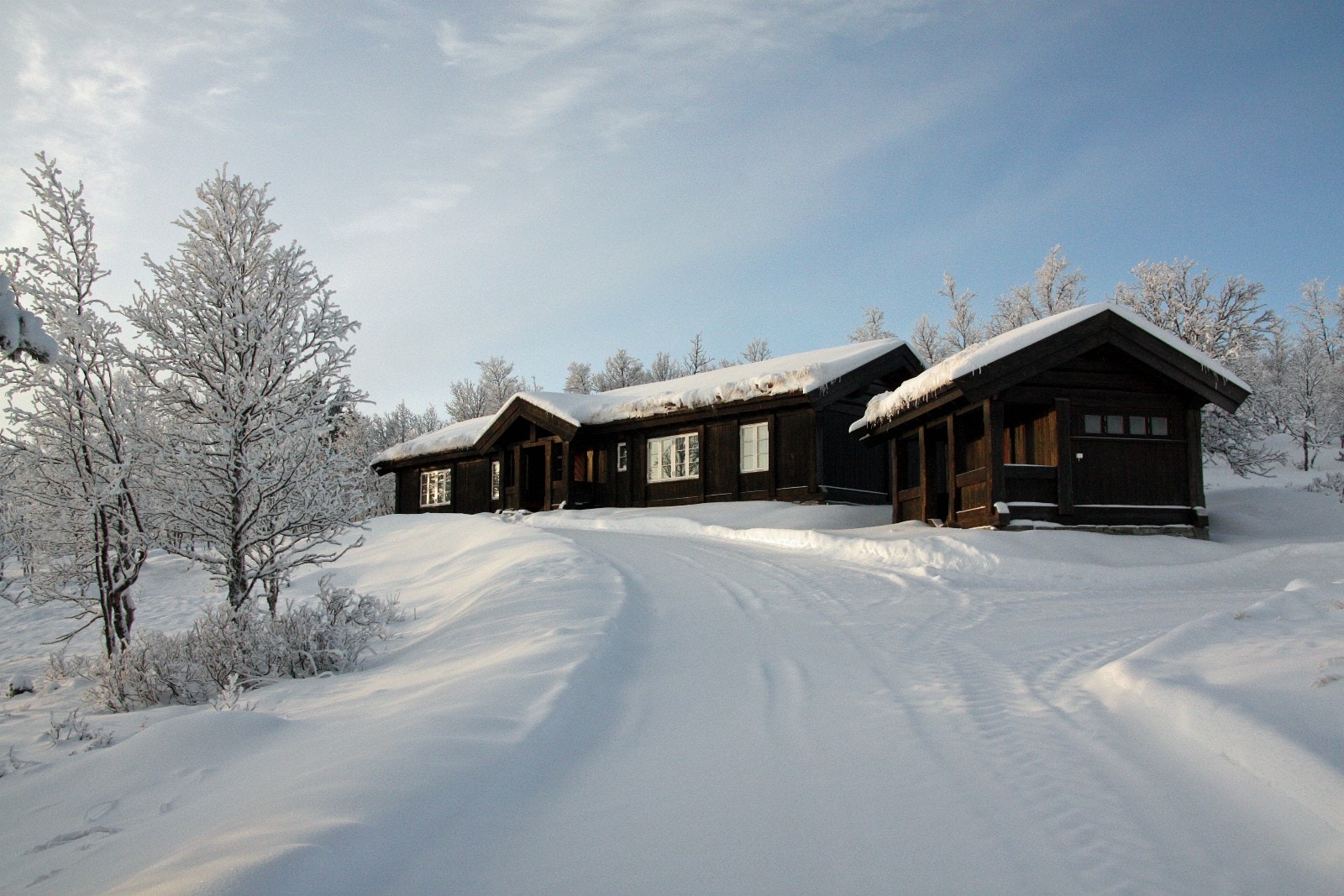 Hytta er BRA 97 kvm. Uthus/skibod er bygget i samme stil. Foto: Anne Mari Lo Galleribilde