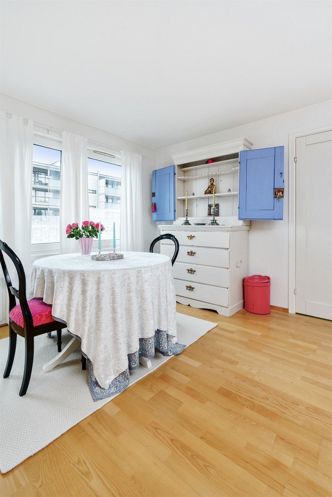 Kjøkken med stor plass til spisebord Galleribilde