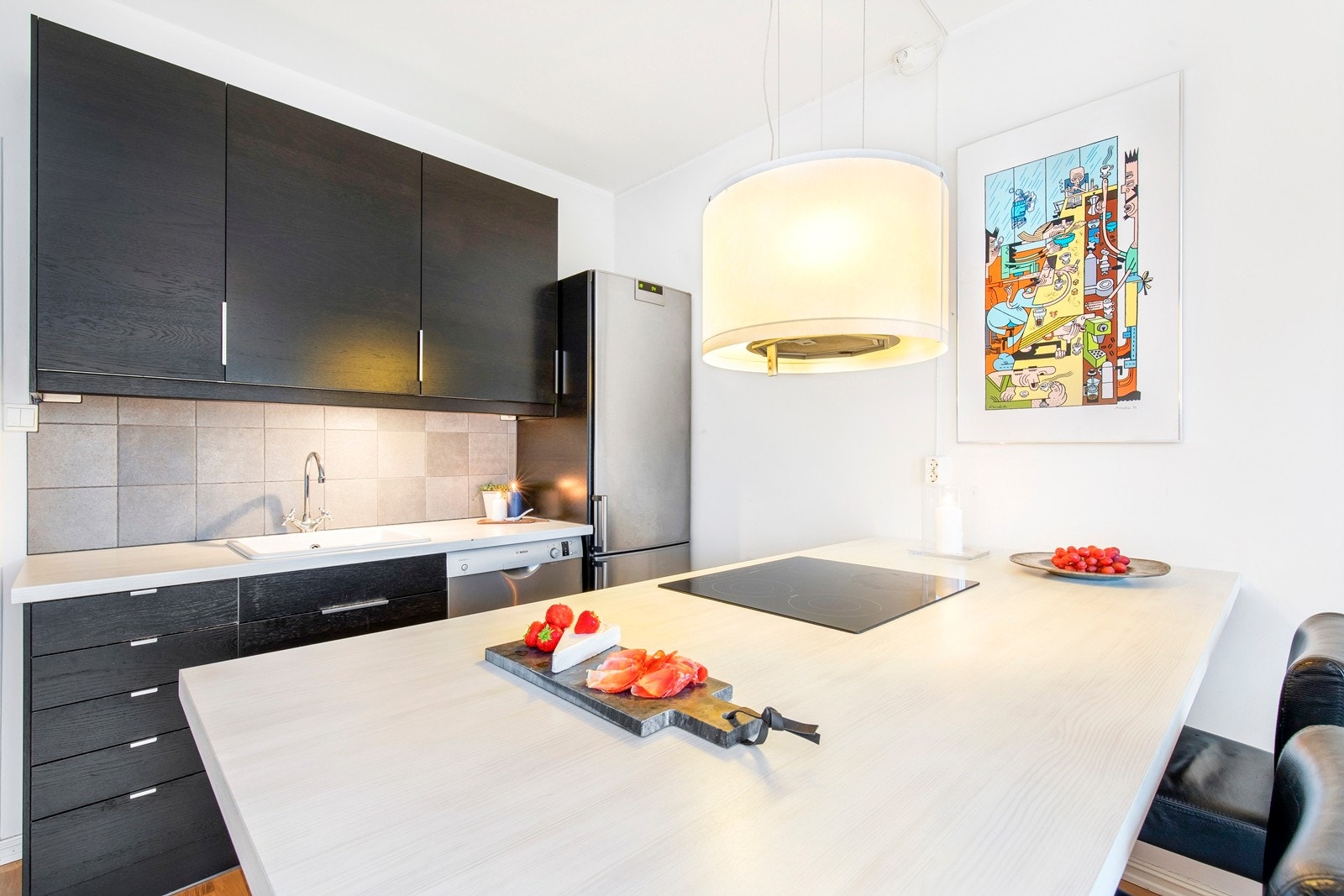 Med en praktisk kjøkkenøy har man godt med ekstra skapplass samtidig som det fungerer godt som spiseplass for inntill 4 personer. Galleribilde