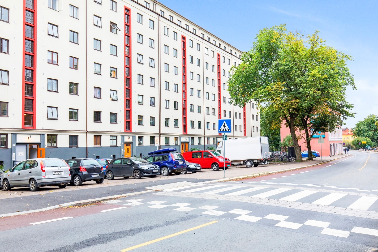 Sameiet disponerer 30 parkeringsplasser. Parkeringsoblat deles ut ved kontakt med styret mot betaling av kr 500,- i depositum. Det er ikke faste plasser. Ellers gateparkering etter områdets bestemmelser. Galleribilde