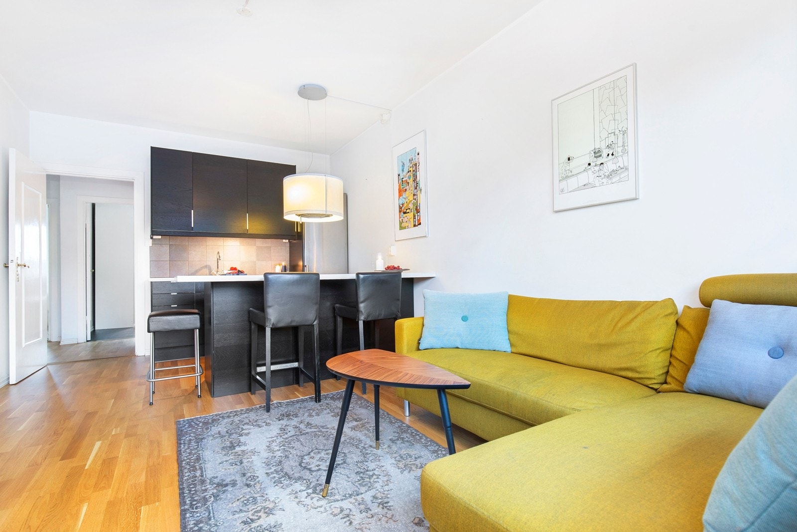 Romslig og veldimensjonert stue med god plass til sofagruppe. Store vindusflater slipper inn godt med lys og gir en god romfølelse. Galleribilde