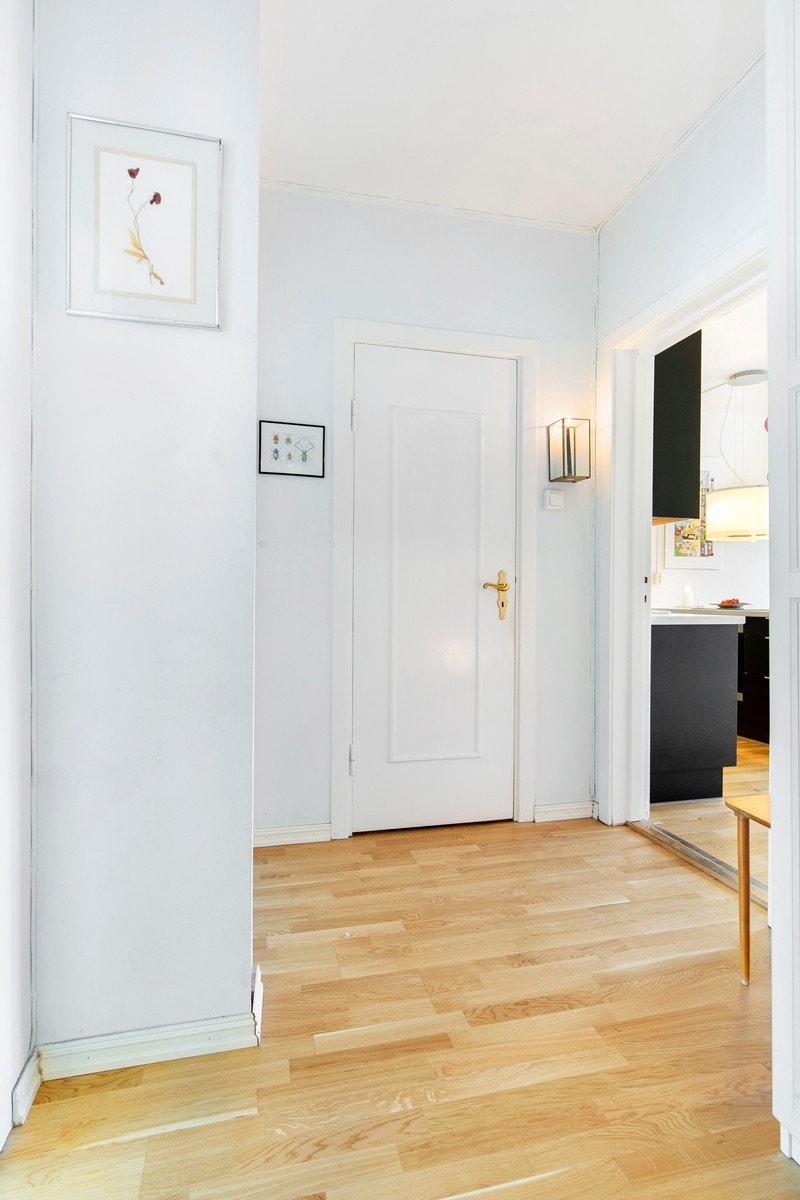 Romslig og innbydende entré med god plass for garderobeløsning. Galleribilde