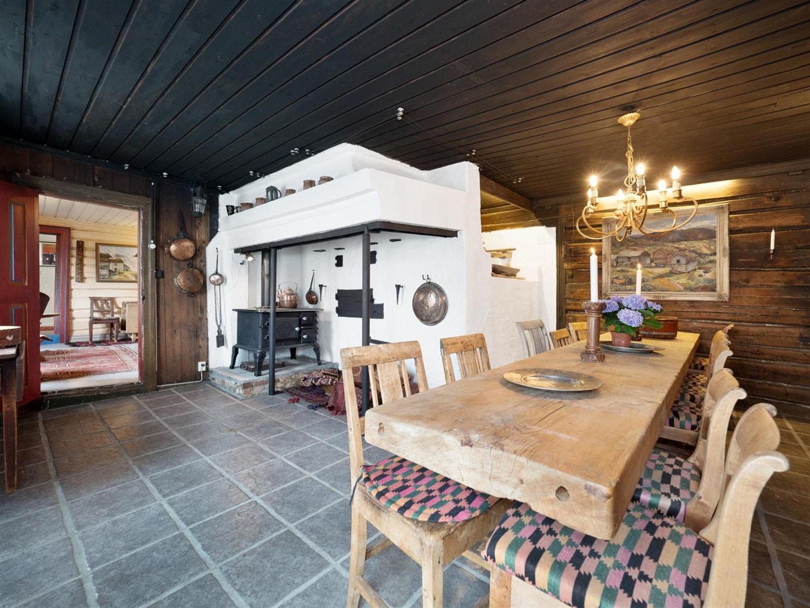 Koselig spiseplass med fliser og god plass til mange gjester. Galleribilde