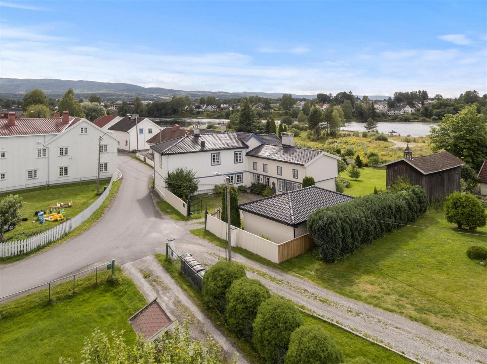 Velkommen til Falchegården! Herskapelig eiendom i 2 seksjoner, opprinnelig fra 1760 men har siden 2000 blitt omfattende restaurert. Galleribilde