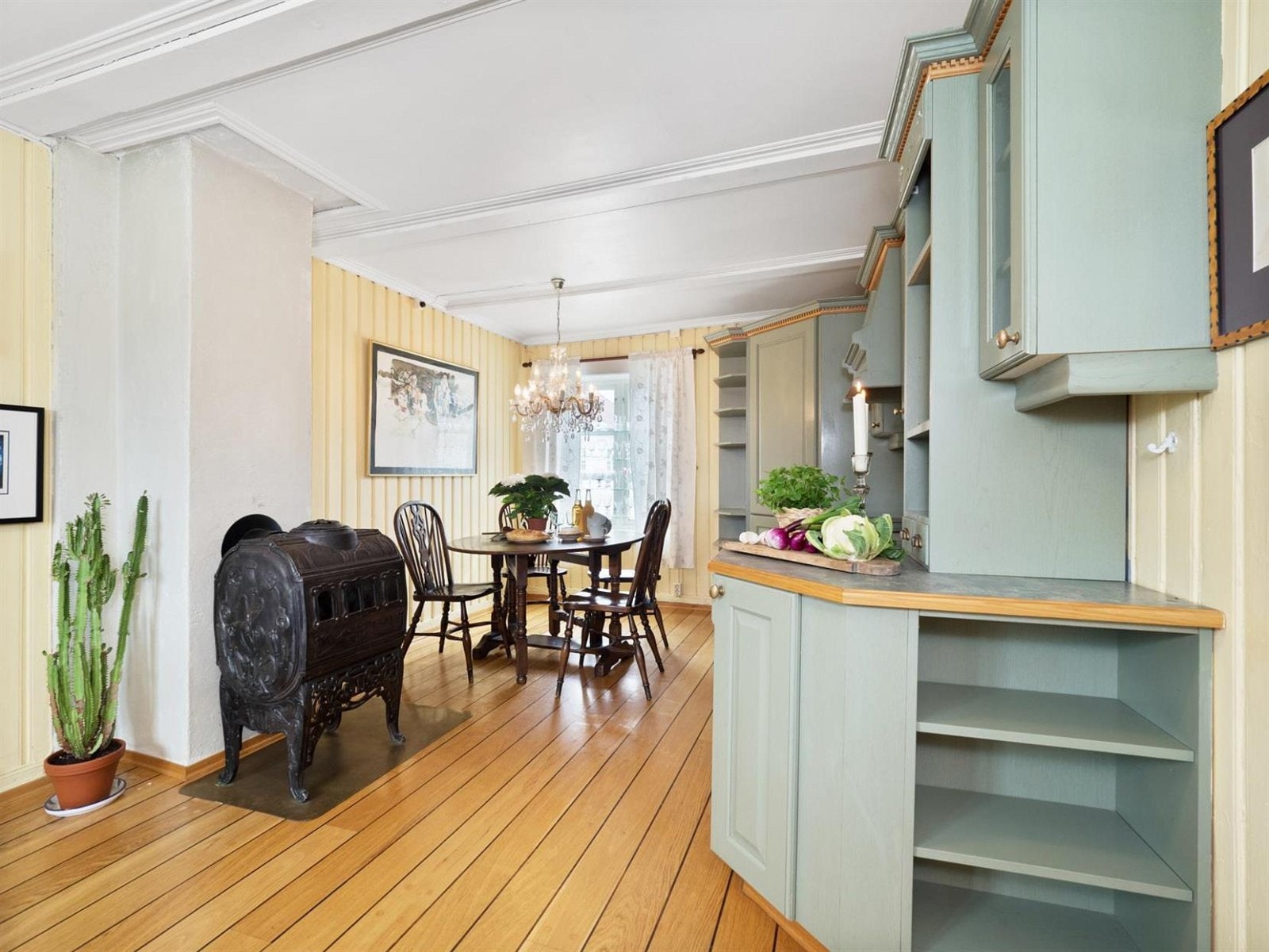 Spiseplass på kjøkkenet samt i spiserommet intill. Galleribilde