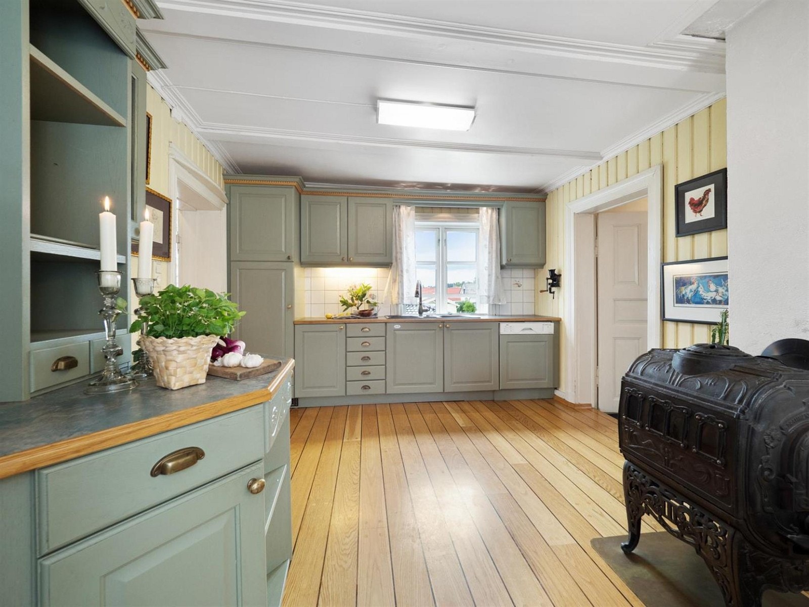 Pent kjøkken fra 2000 med skipsgulv og ovn. Galleribilde