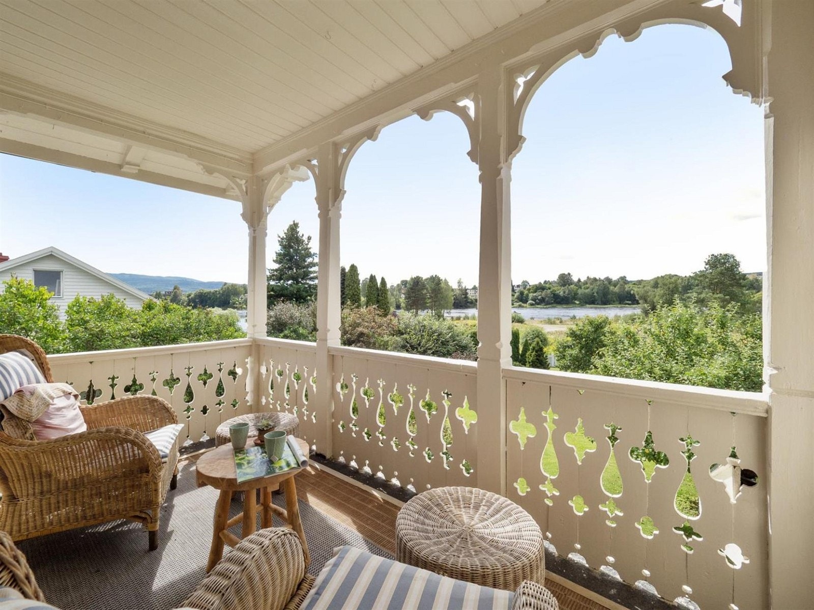 Nydelig utsikt fra overbygget veranda i 2.etasje. Her ser man ut over Drammenselva og den store hagen bak huset. Galleribilde