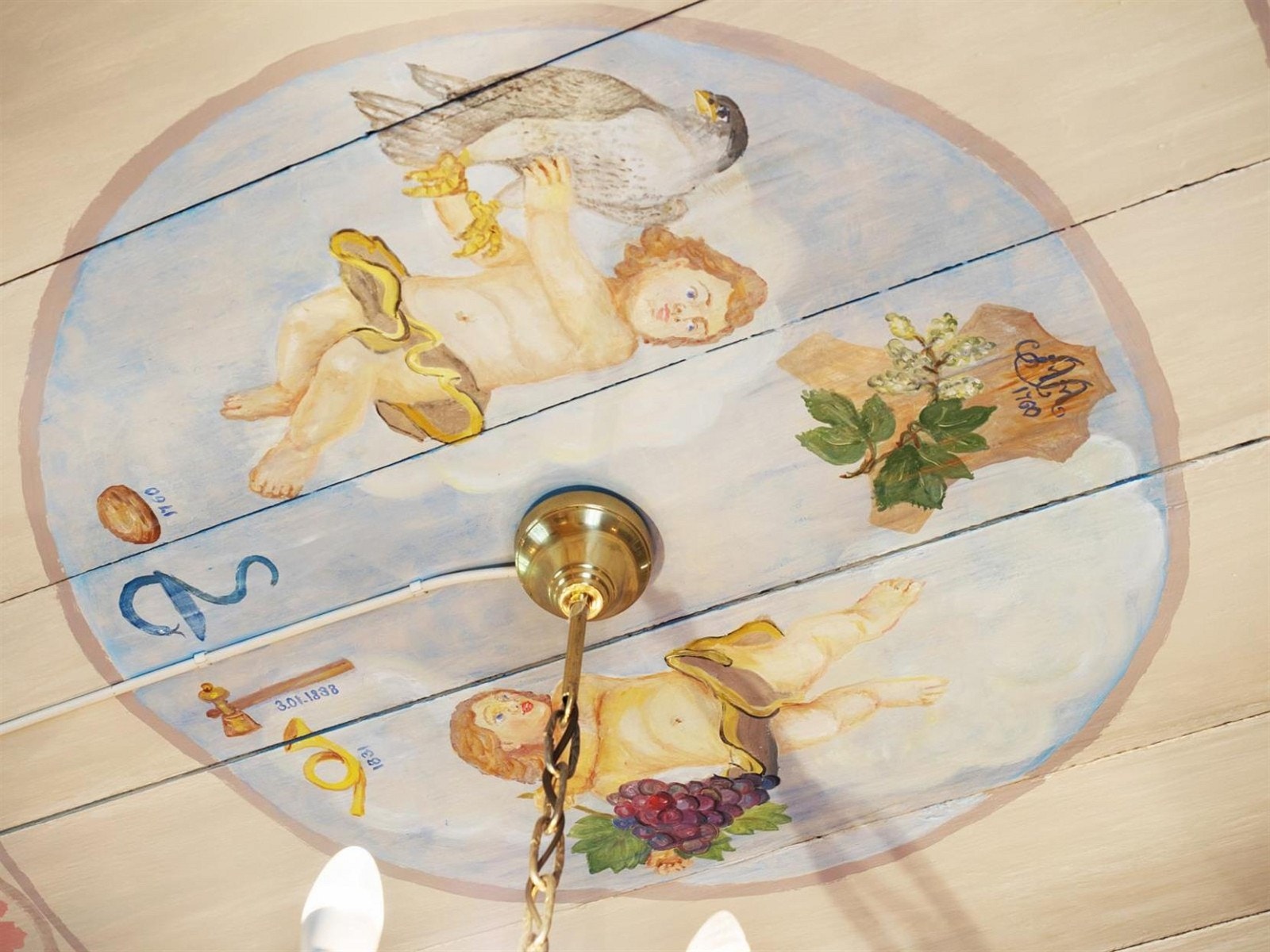 Flere veggflater og tak er preget med vakre håndmalte dekorasjoner og inskripsjoner. Galleribilde