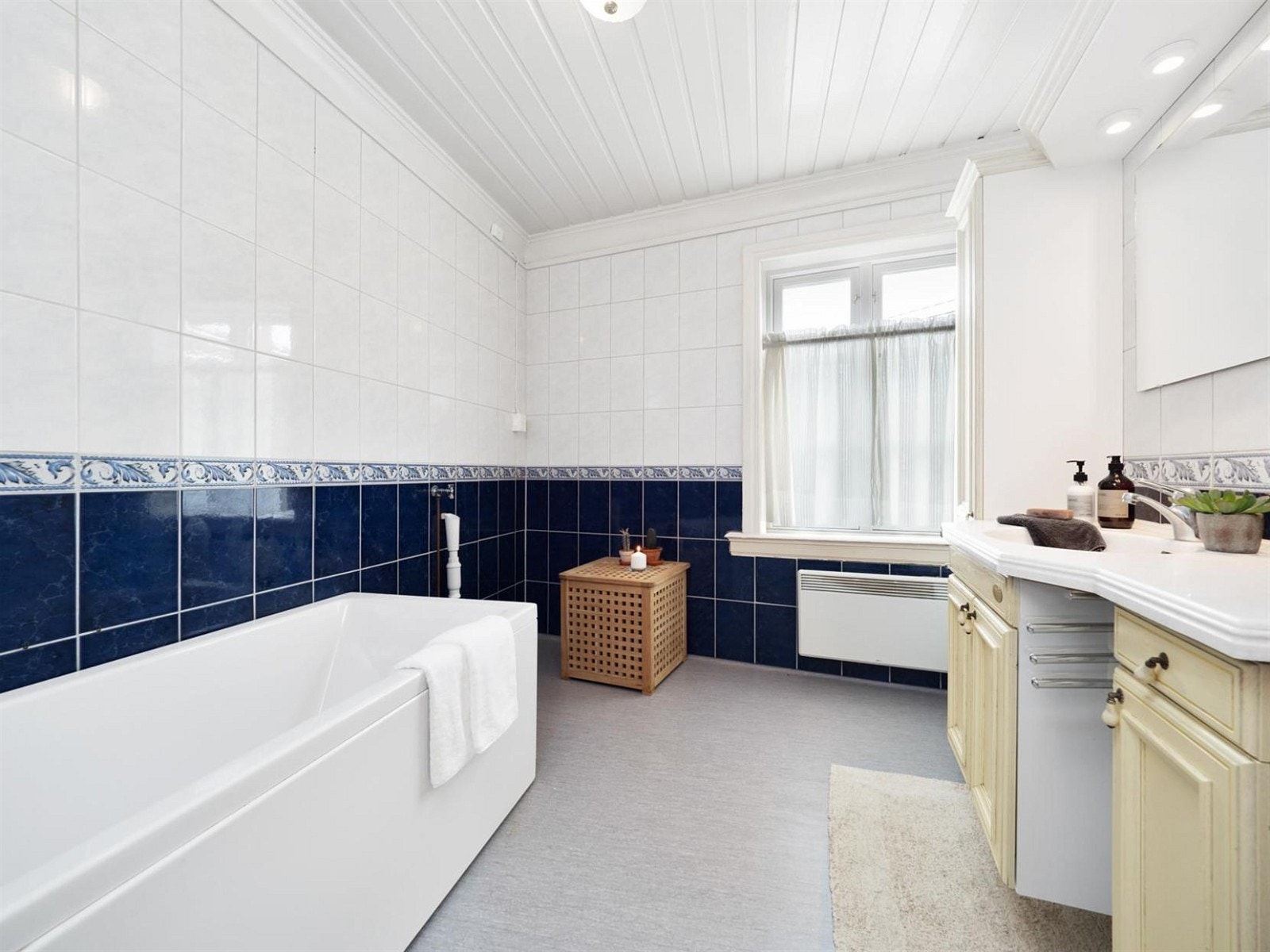 Bad i 2.etasje ble oppgradert i 2000 med flislagte vegger, belegg på gulv samt badekar. Galleribilde