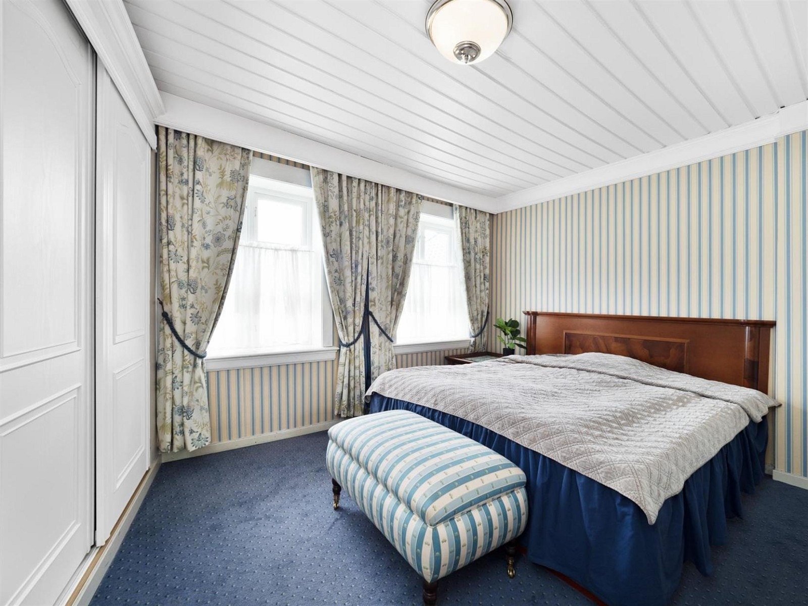 Soverom med garderobe. Galleribilde