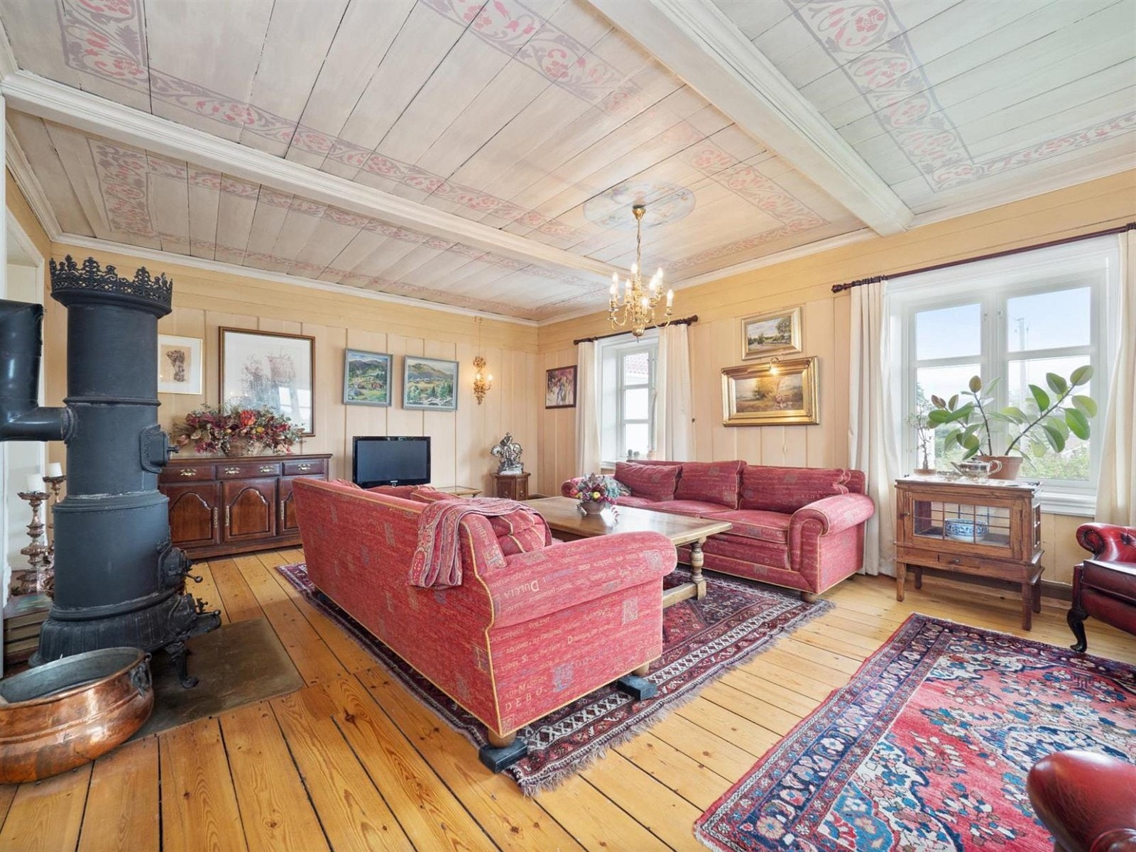 Her i stuen i 2.etasje ble Eikers første herredsstyremøte holdt i 1838, det ble da vedtatt at kommunen skulle deles i Øvre og Nedre Eiker. Galleribilde