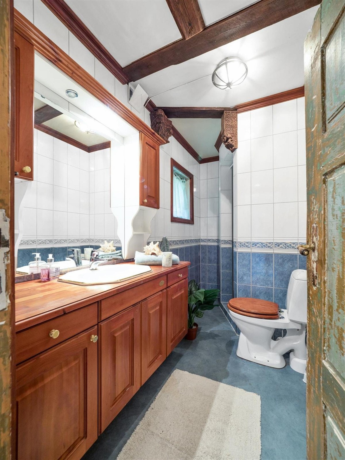 Bad i 1.etasje fra 2000 med fliser på vegg, belegg på gulv og dusj. Galleribilde