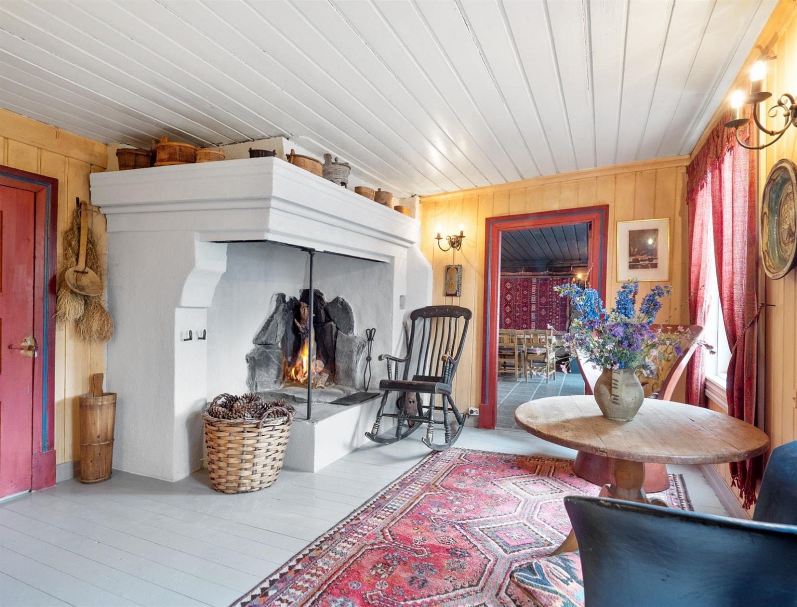 En av boligens mange ildsteder. Galleribilde