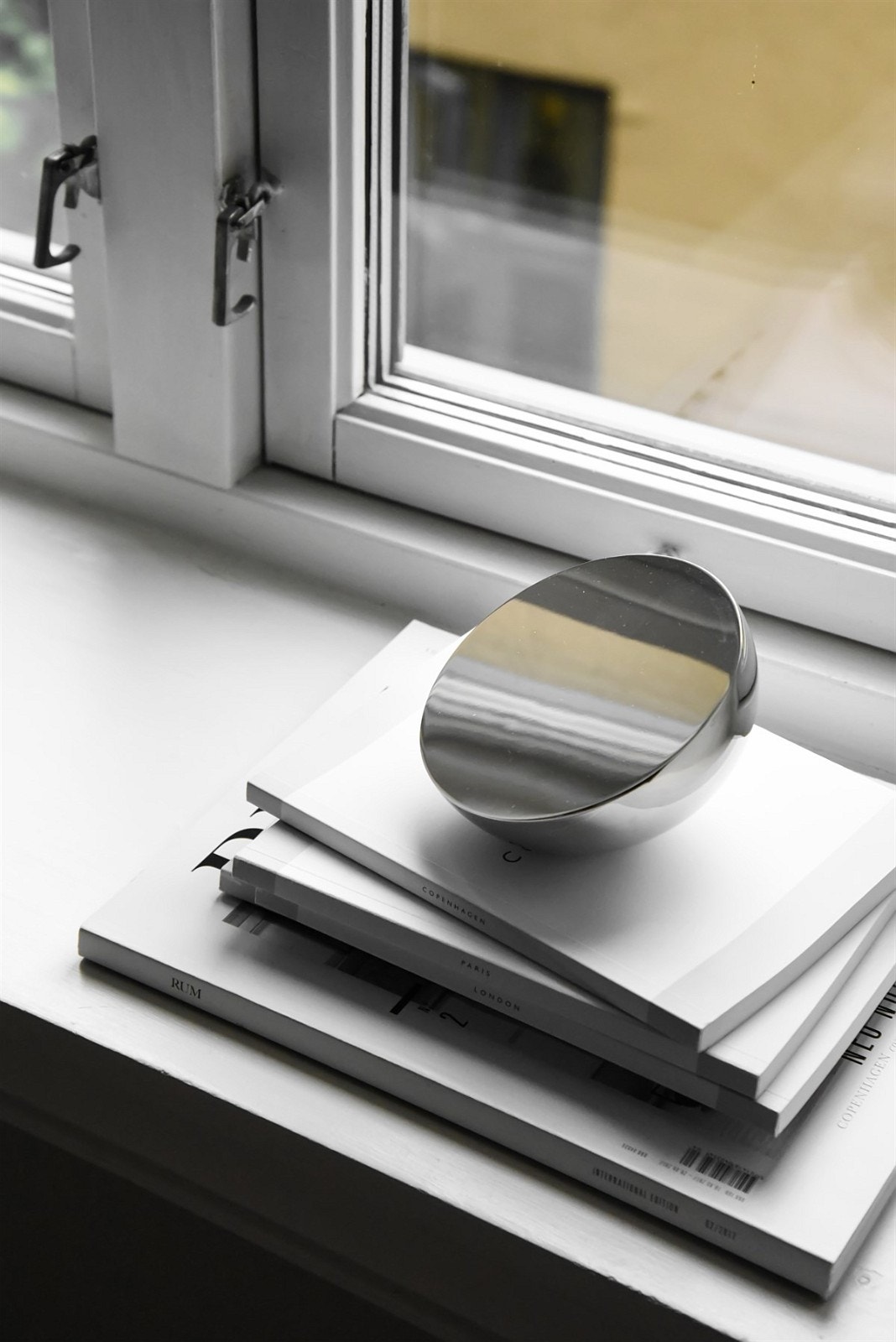 - Dype vinduskarmer og store vindusflater er gjennomgående i hele leiligheten - Galleribilde