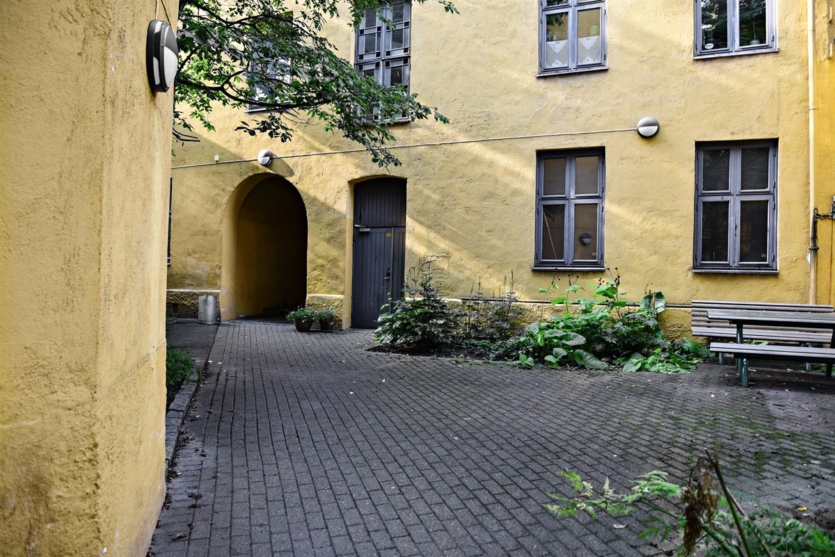 - Svært hyggelig bakgård som fremstår som en rolig og stille oase - Galleribilde