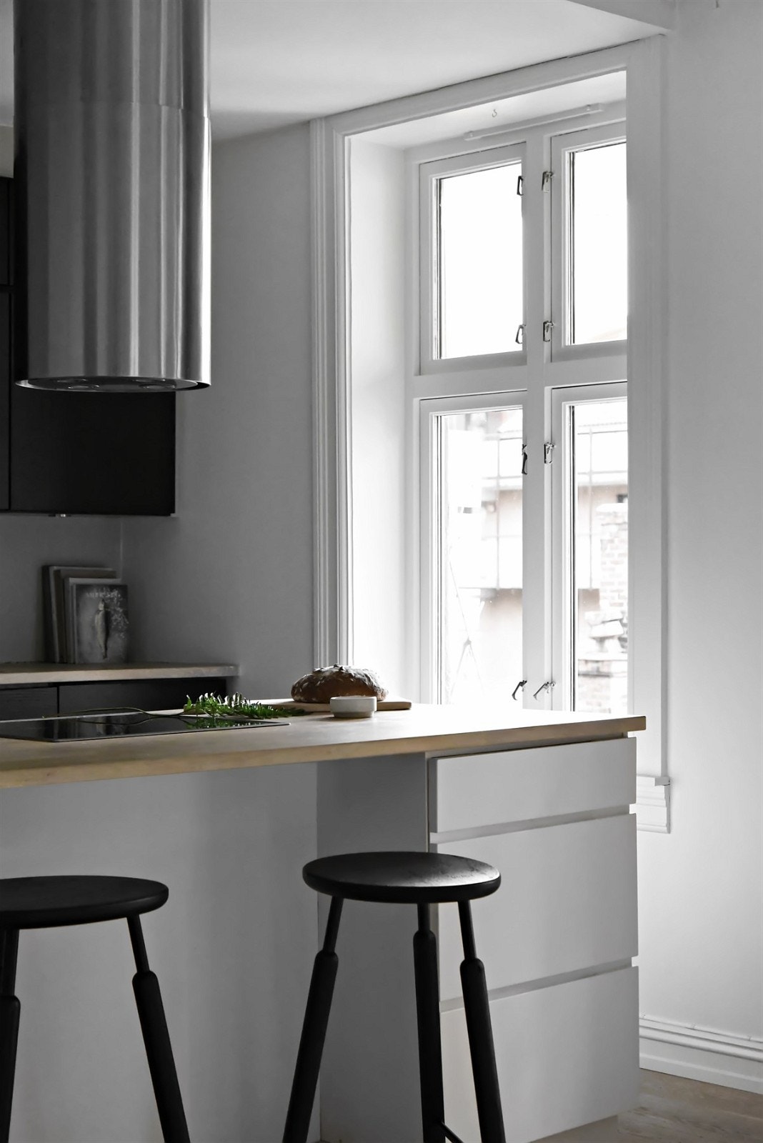 - Kjøkkenet har en åpen løsning mot spisestuen, kun adskilt av en stilig kjøkkenøy med sitteplasser - Galleribilde