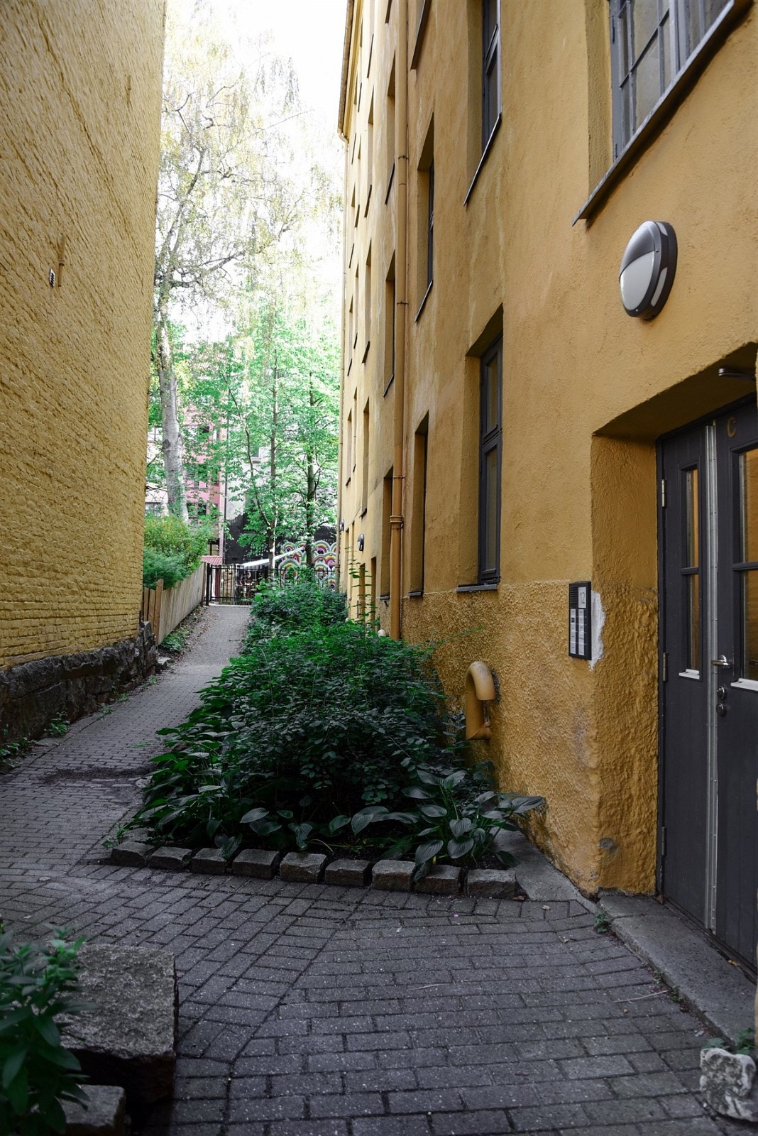 - Bakgård, hele leiligheten ligger i indre gårdsrom - Galleribilde