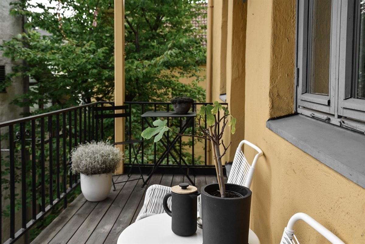 - Balkongen er på ca. 6,5 kvm, vender inn mot stille gårdsrom - Galleribilde