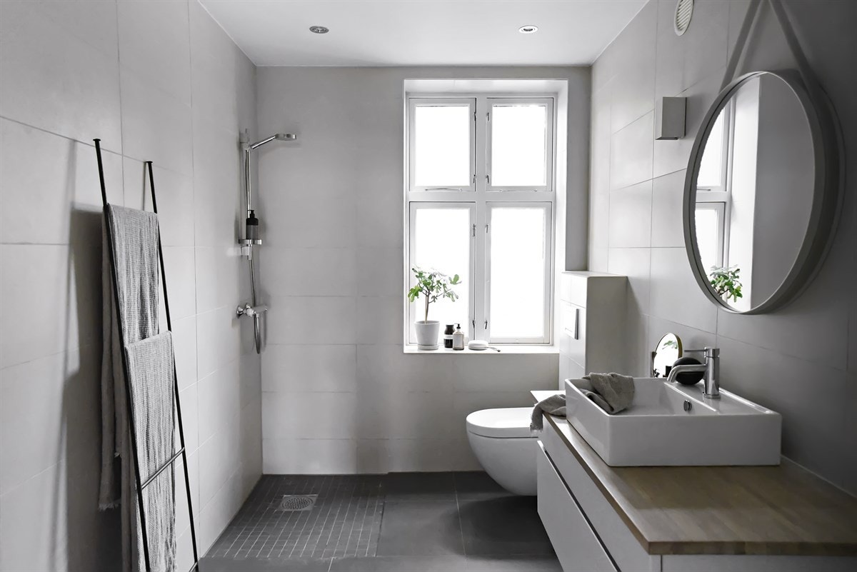 - Svært lekker og delikat bad fra 2012 med store fliser, gulvvarme og opplegg til vaskemaskin - Galleribilde