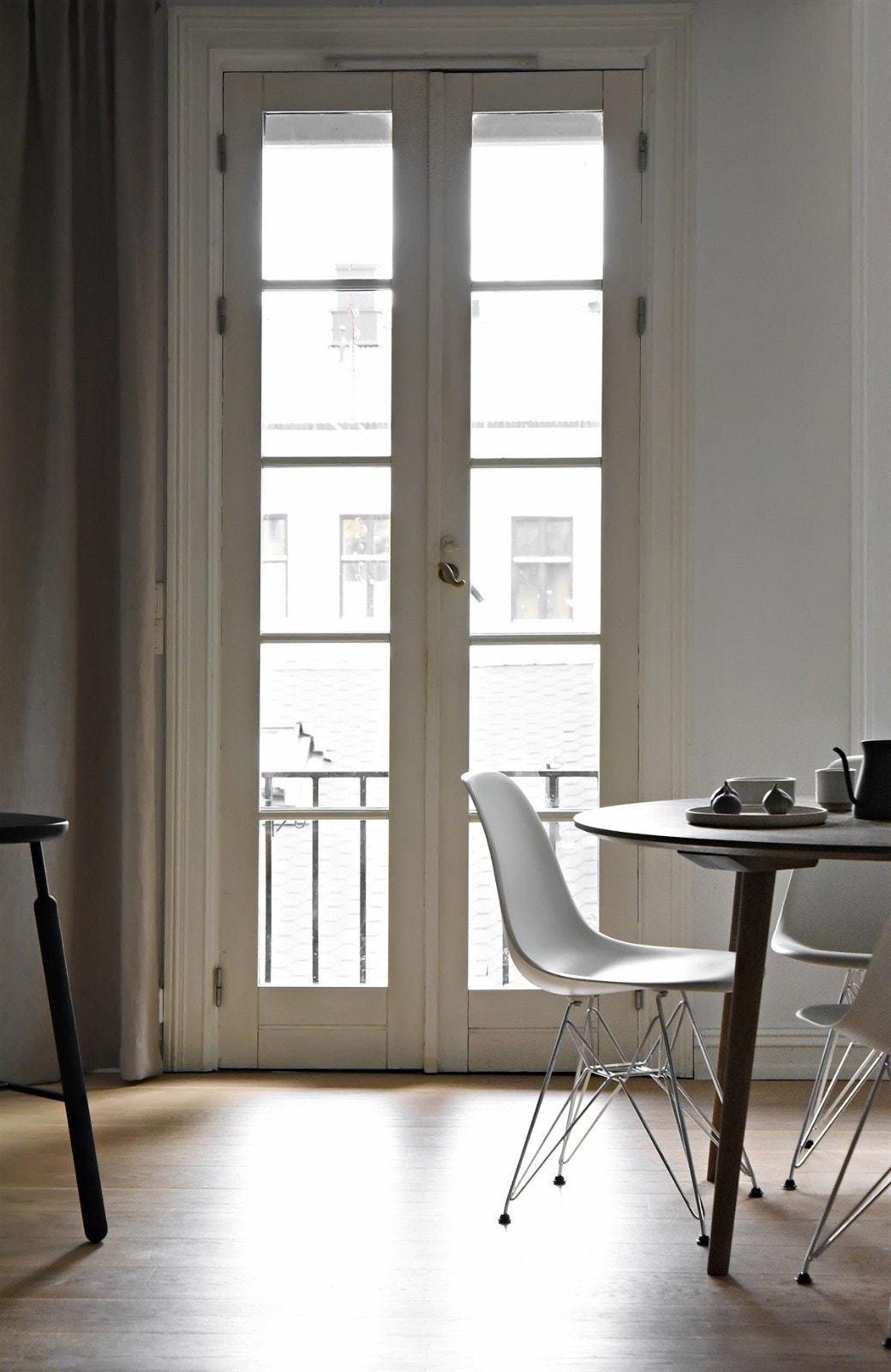 - Videre innehar spisestuen doble balkongdører, samt svart-ovn som bidrar til varme og hyggelig atmosfære - Galleribilde