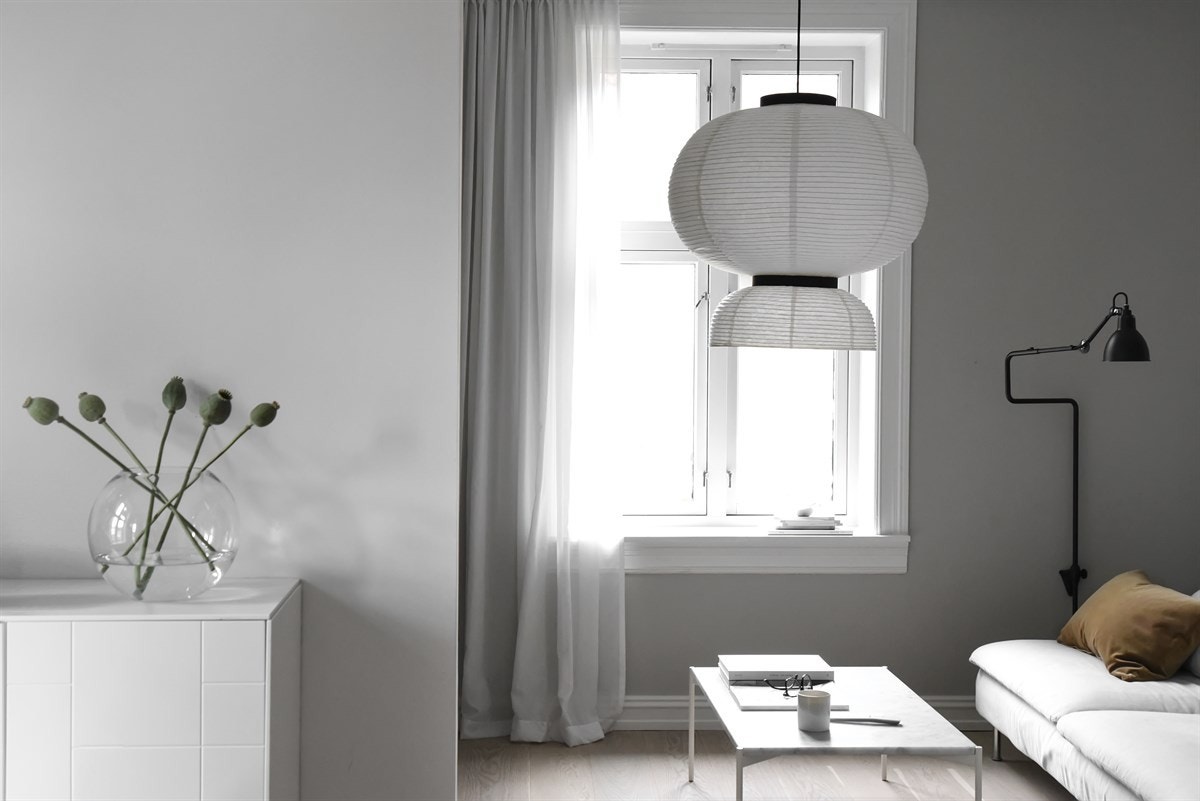 - Leiligheten har en lys og flott stue med dype vinduskarmer, stukkaturer, en-stavs eikeparkett og gråmalt veggoverflater - Galleribilde