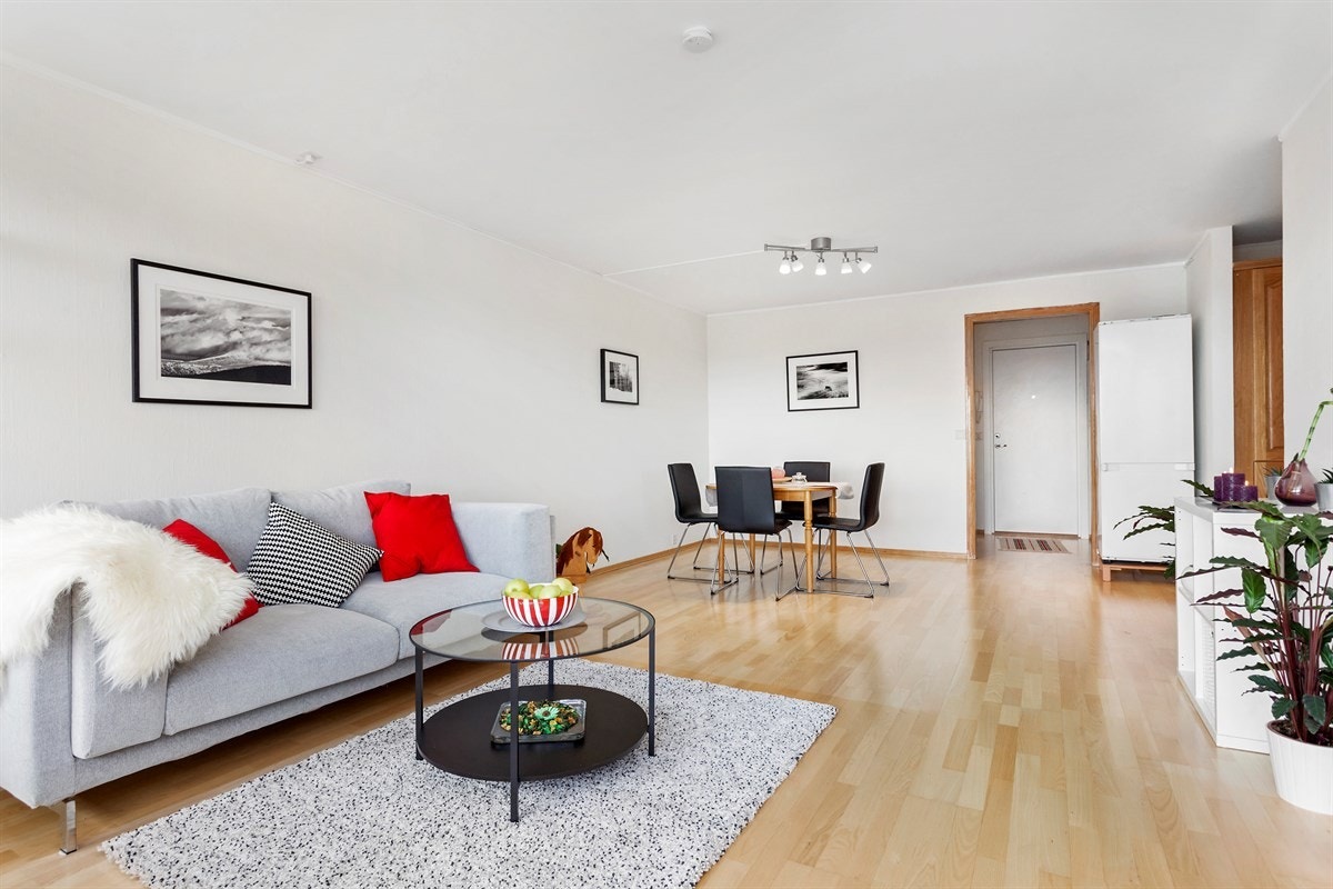 Romslig stue med god plass til sofa og spisestue. Galleribilde