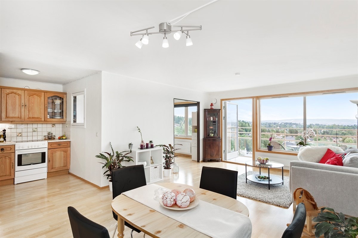 Stuen har en delvis åpen løsning mot kjøkken. Galleribilde