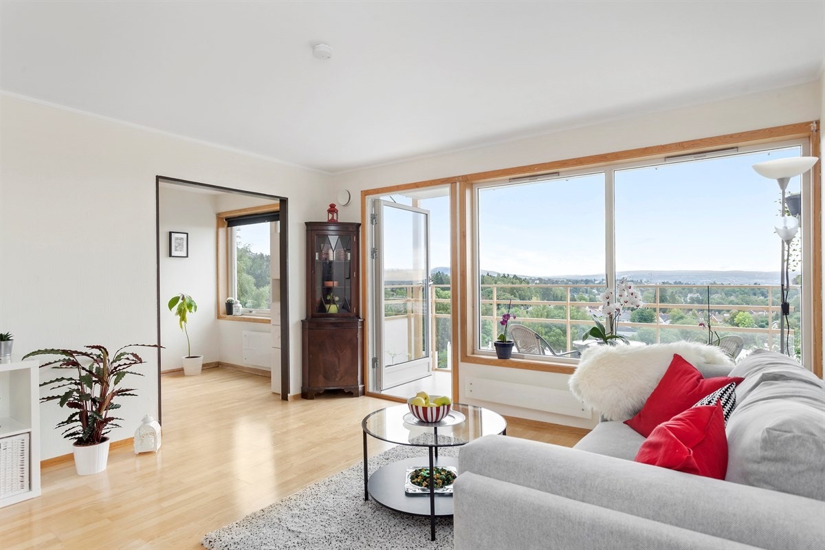 Fra stuen har du utgang til sydøstvendt veranda på 7 kvm med flott utsikt over byen. Galleribilde