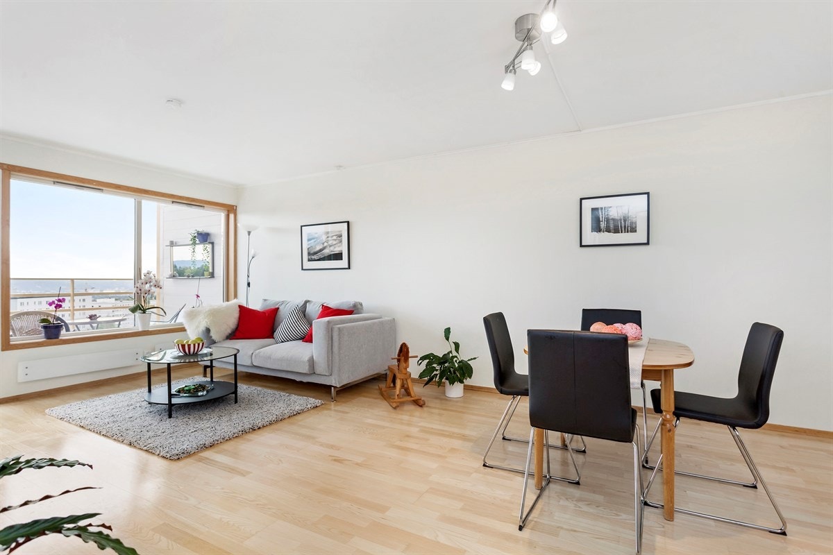 Store vindusflater som slipper inn godt med naturlig lys. Galleribilde