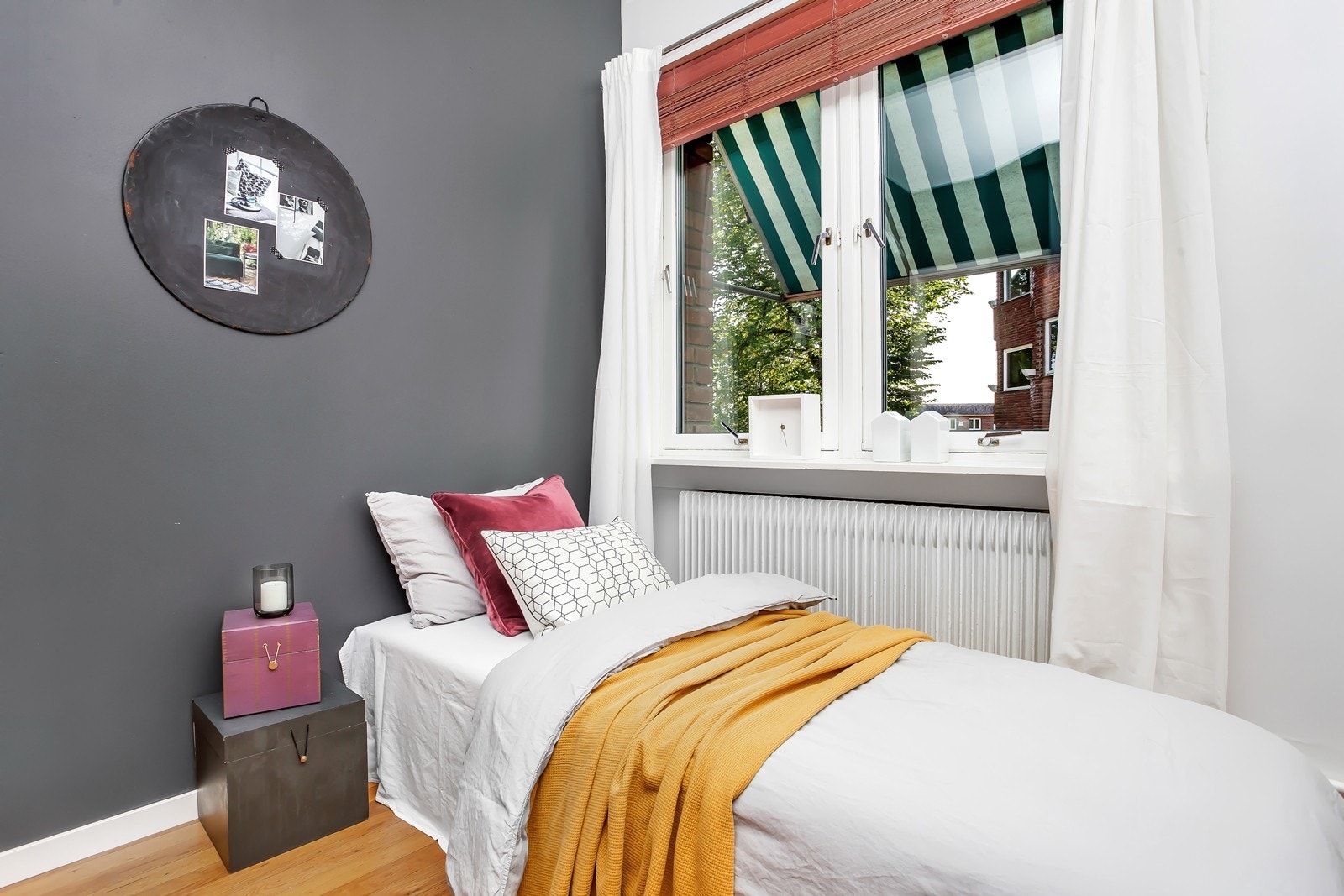 Plass til seng og kontorhjørne på soverom 2 Galleribilde