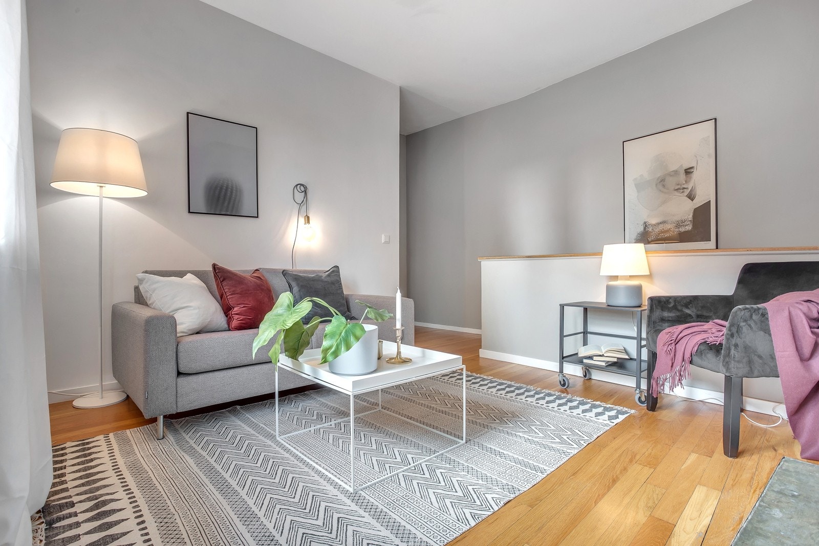 God plass til sofagruppe i stuen Galleribilde