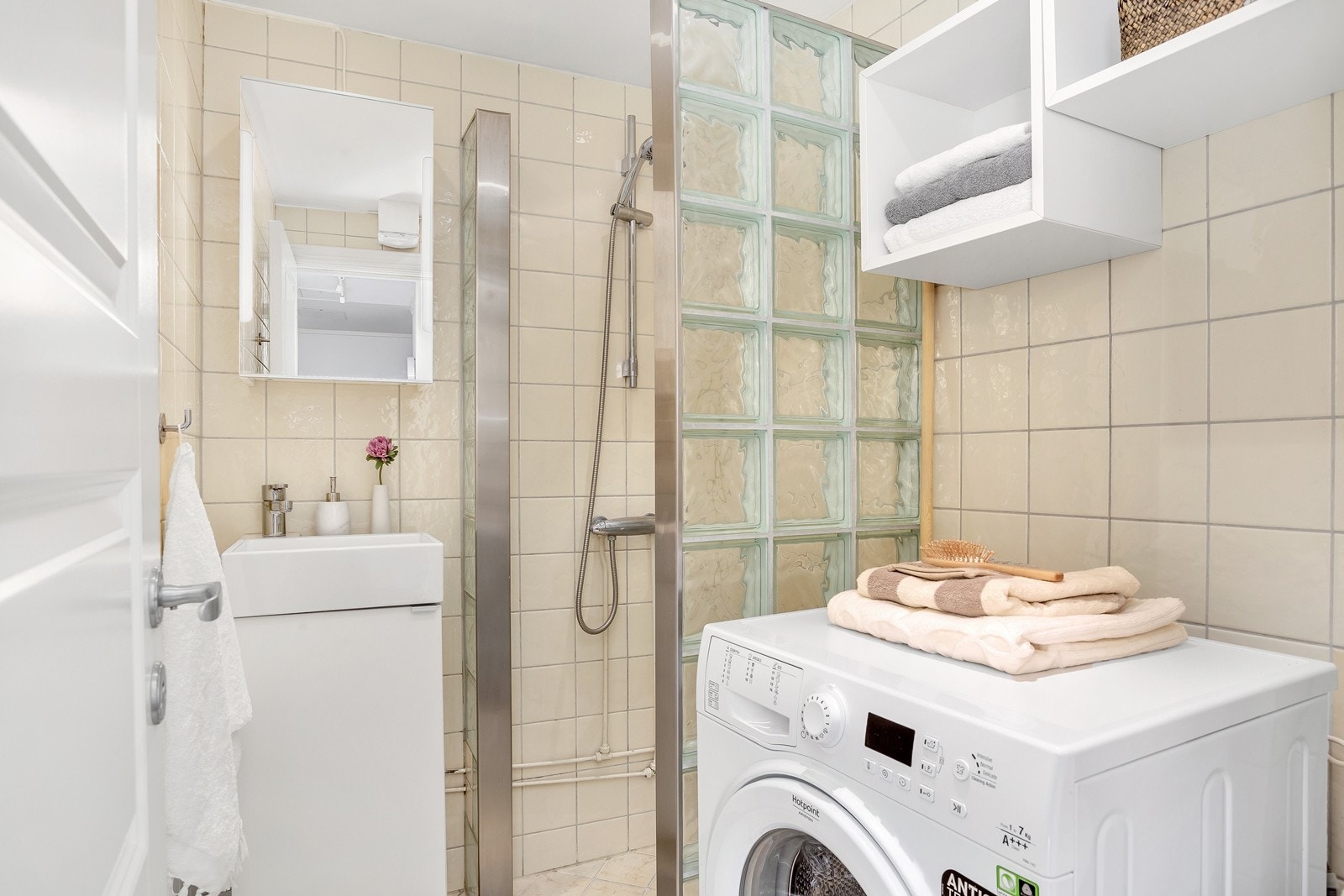 Flislagt bad med ny baderomsinnredning Galleribilde