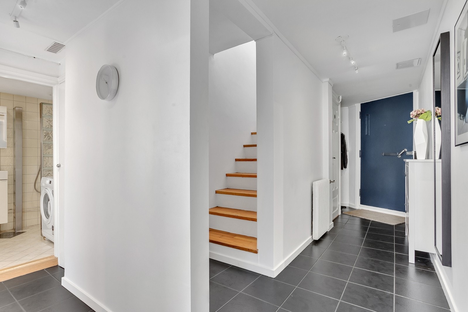 Romslig gang med flislagt gulv - bøttekott ved siden av bad Galleribilde