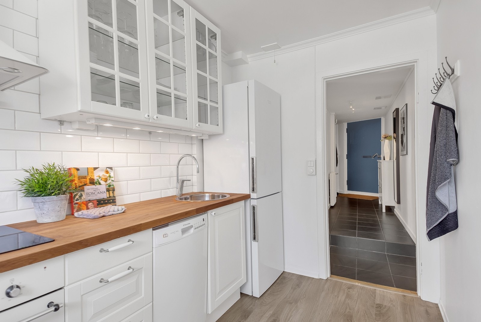 Lekre fliser over kjøkkenbenken - kjøleskap medfølger handelen Galleribilde