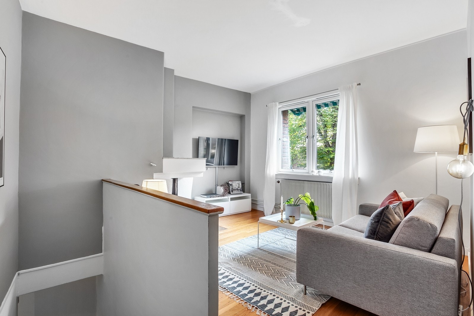 Store vinduer, samt god takhøyde, gir en lys og luftig atmosfære Galleribilde